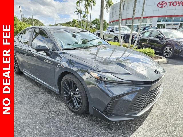 2025 Toyota Camry SE's photo