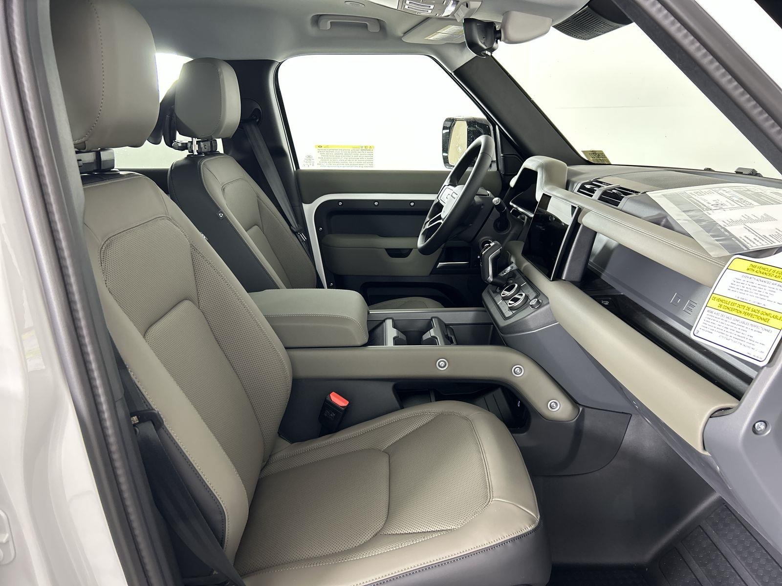 2025 Land Rover Defender 110 S photo 29