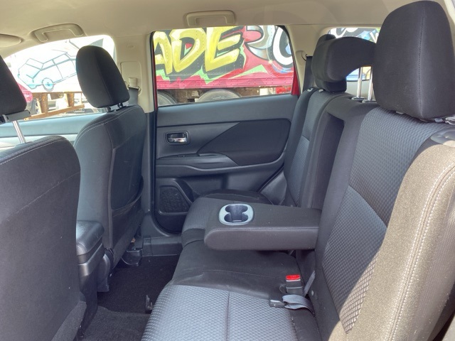 2018 Mitsubishi Outlander ES photo 17