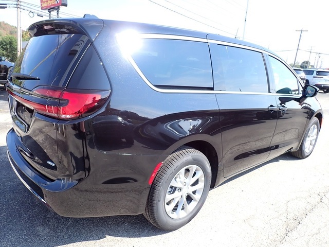 2026 Chrysler Pacifica photo 6