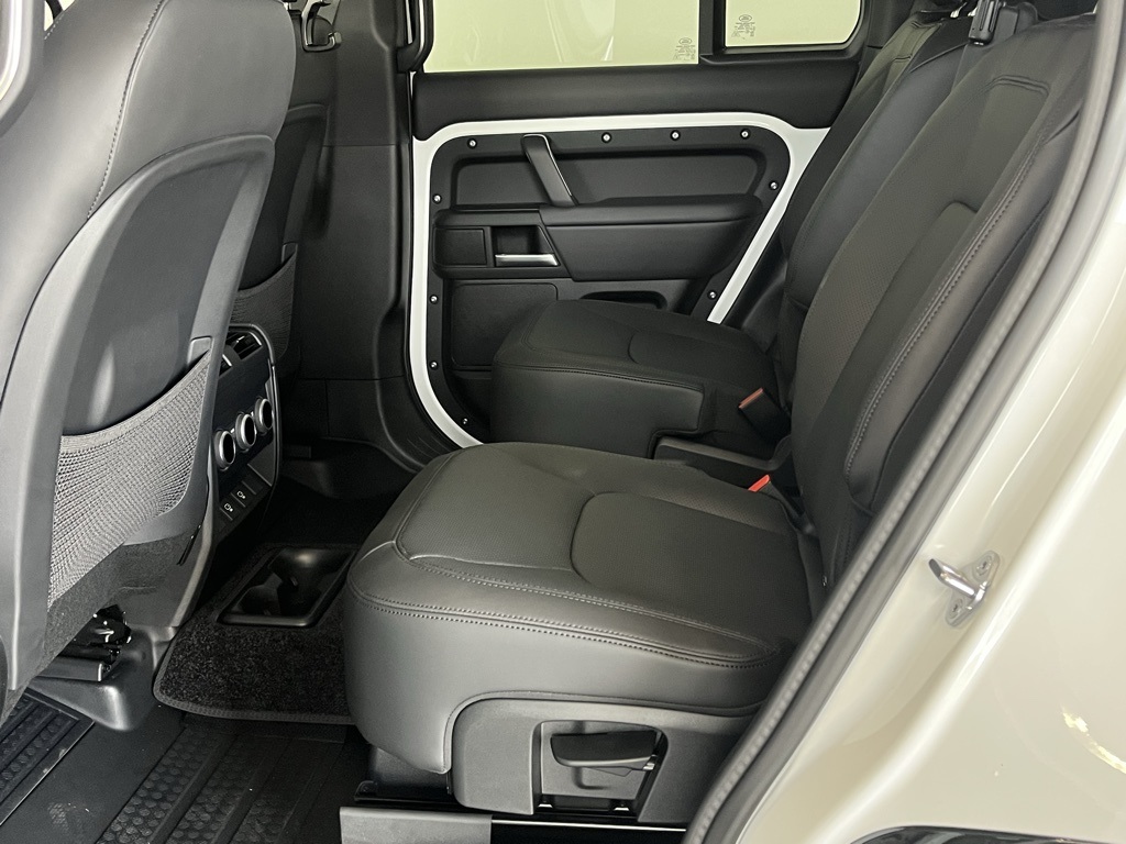 2025 Land Rover Defender 130 X-Dynamic SE photo 34
