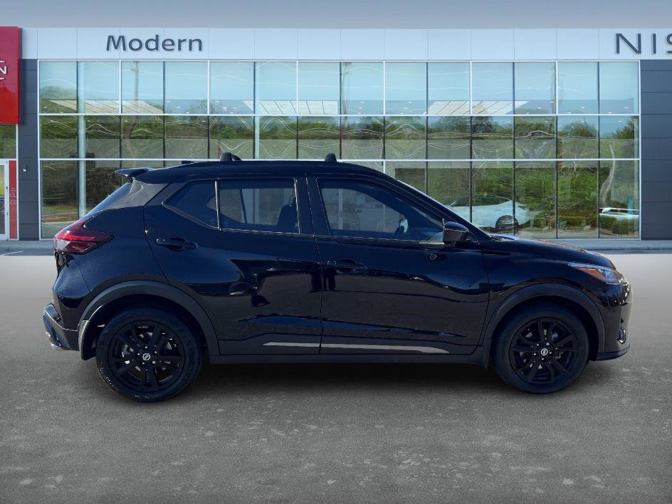2021 Nissan Kicks SR photo 2