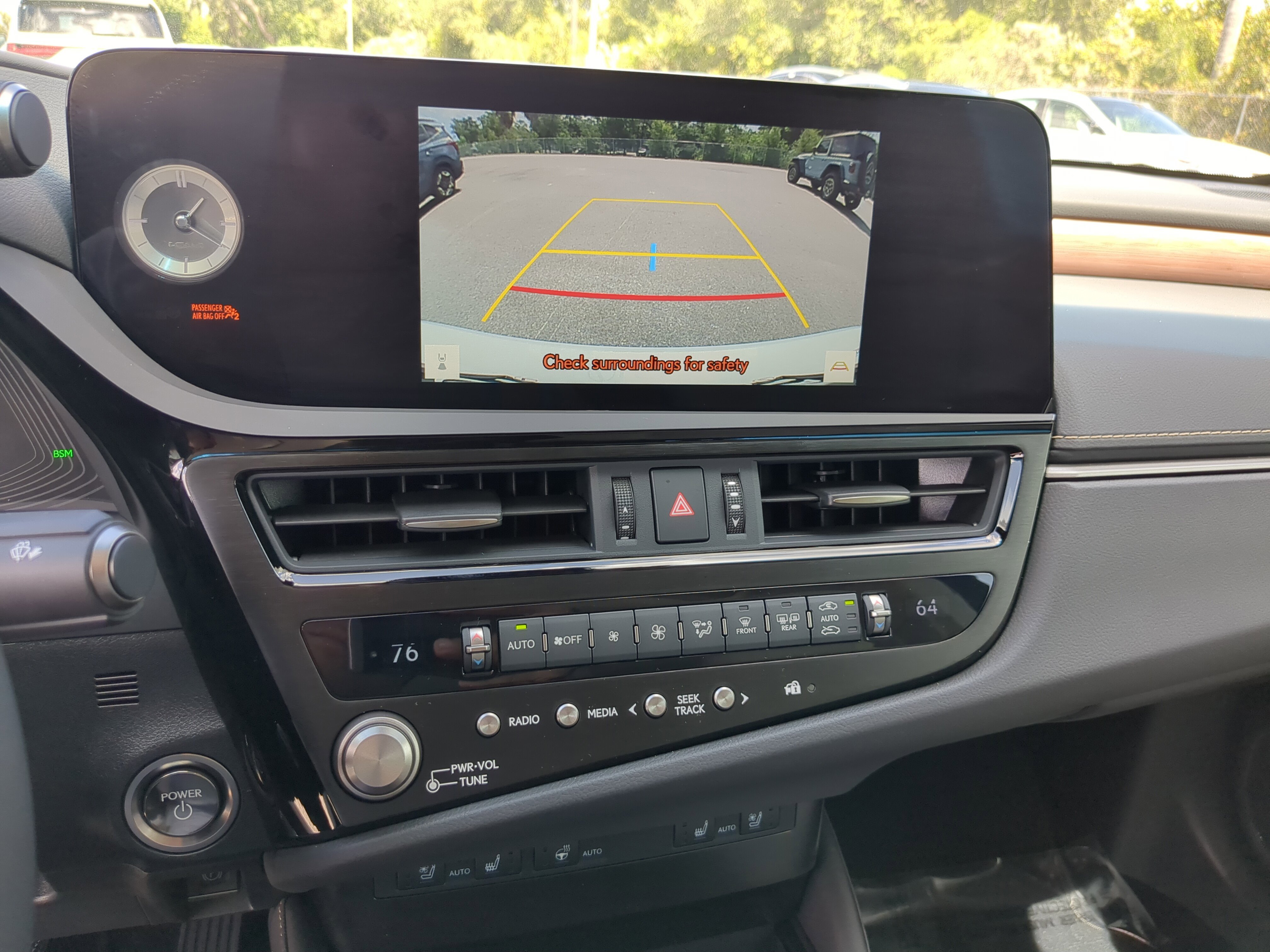 2025 Lexus ES 300h photo 17