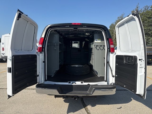 2025 Chevrolet Express Cargo 3500 photo 7