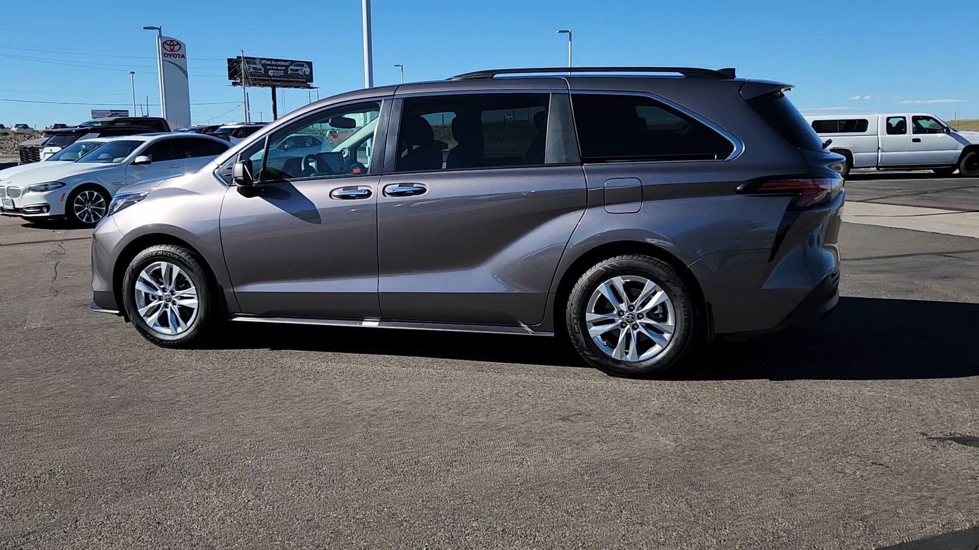 2022 Toyota Sienna XLE photo 2