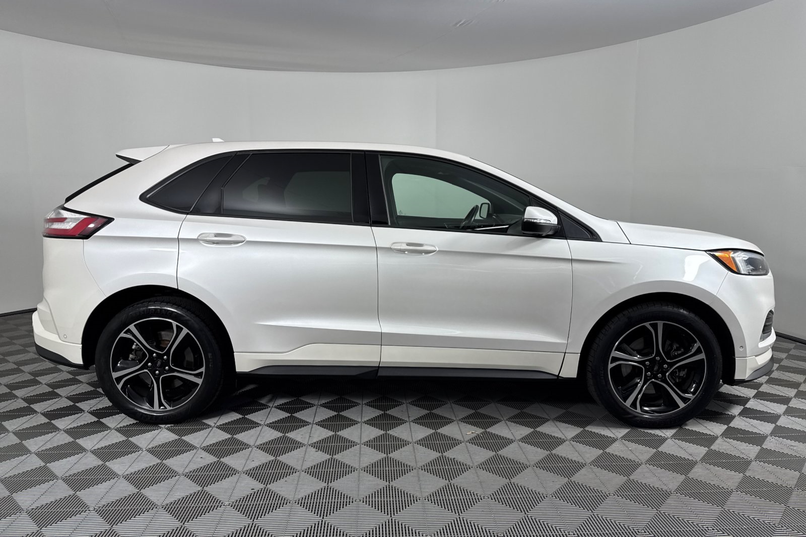 2019 Ford Edge ST photo 3