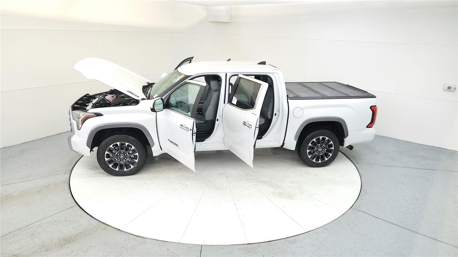 2025 Toyota Tundra Limited CrewMax photo 17