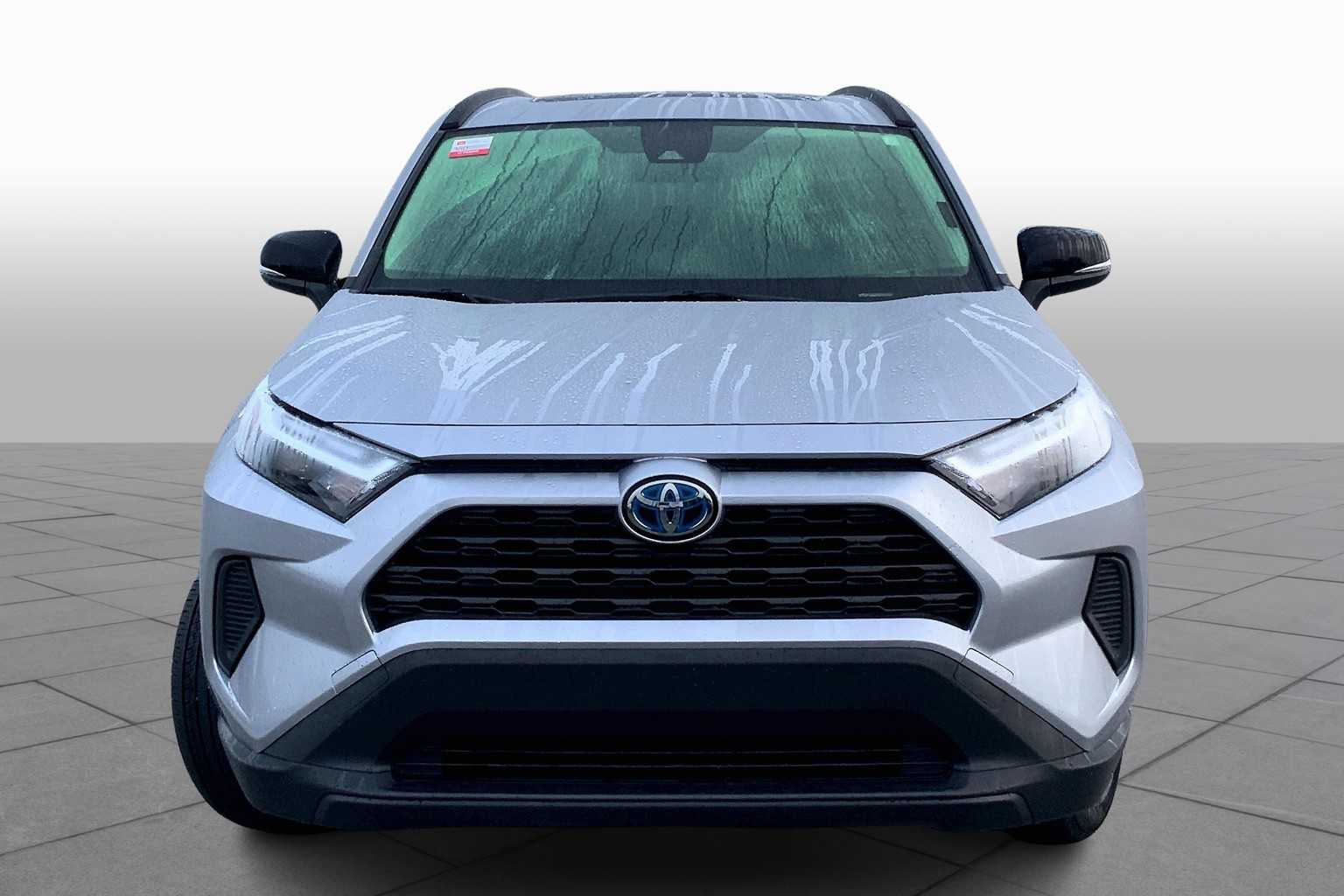 2024 Toyota RAV4 Hybrid XLE photo 3