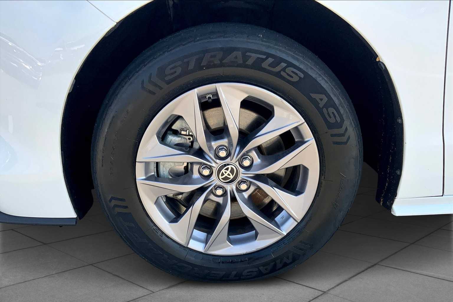2021 Toyota Sienna LE photo 10