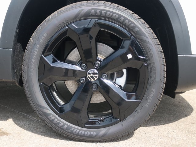 2025 Volkswagen Taos SE photo 4