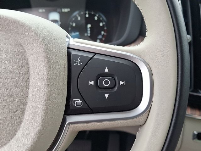2021 Volvo XC60 T5 Momentum photo 22