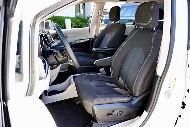 Used 2022 White Chrysler LX image 14