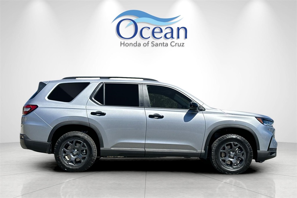 2025 Honda Pilot TrailSport photo 3