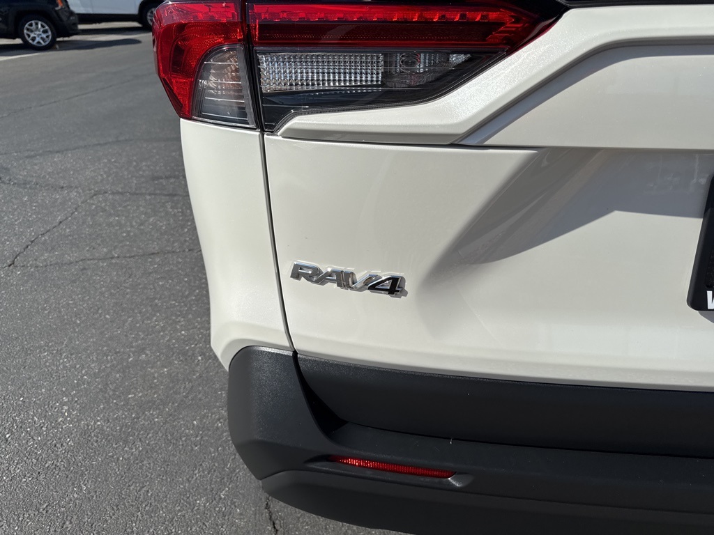 2022 Toyota RAV4 XLE Premium photo 7