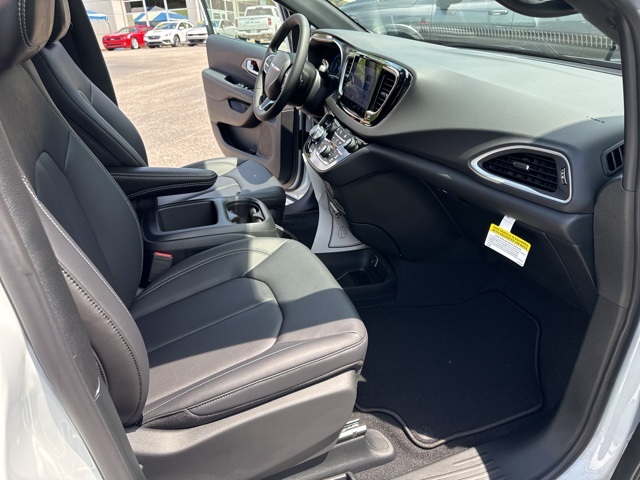 2025 Chrysler Voyager LX photo 23