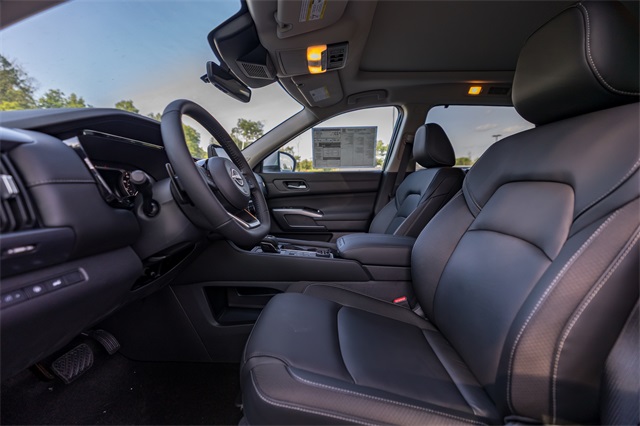 2025 Nissan Pathfinder SL photo 9
