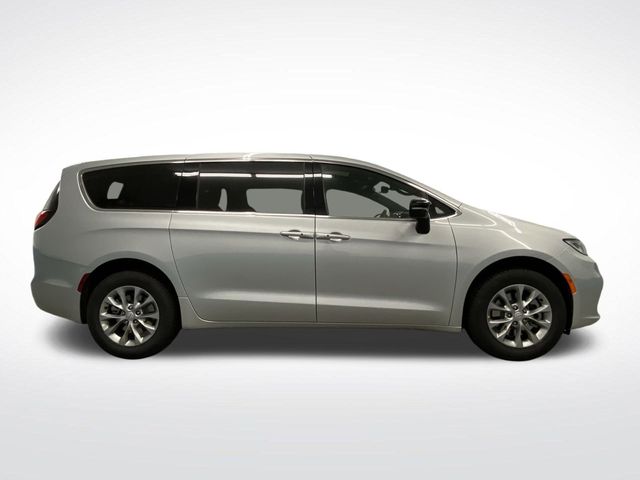 2026 Chrysler Pacifica Limited photo 2