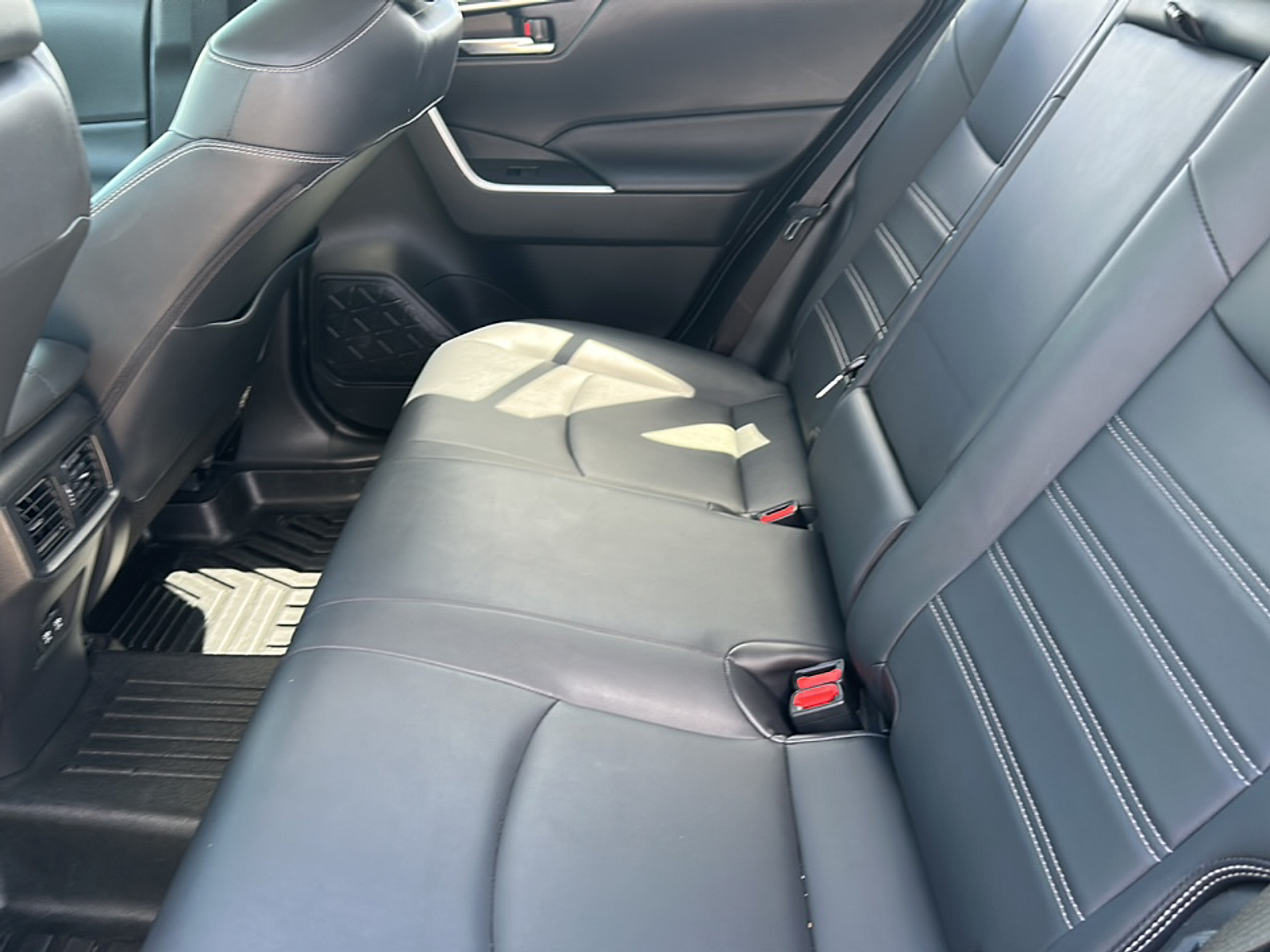2020 Toyota RAV4 XLE Premium photo 5