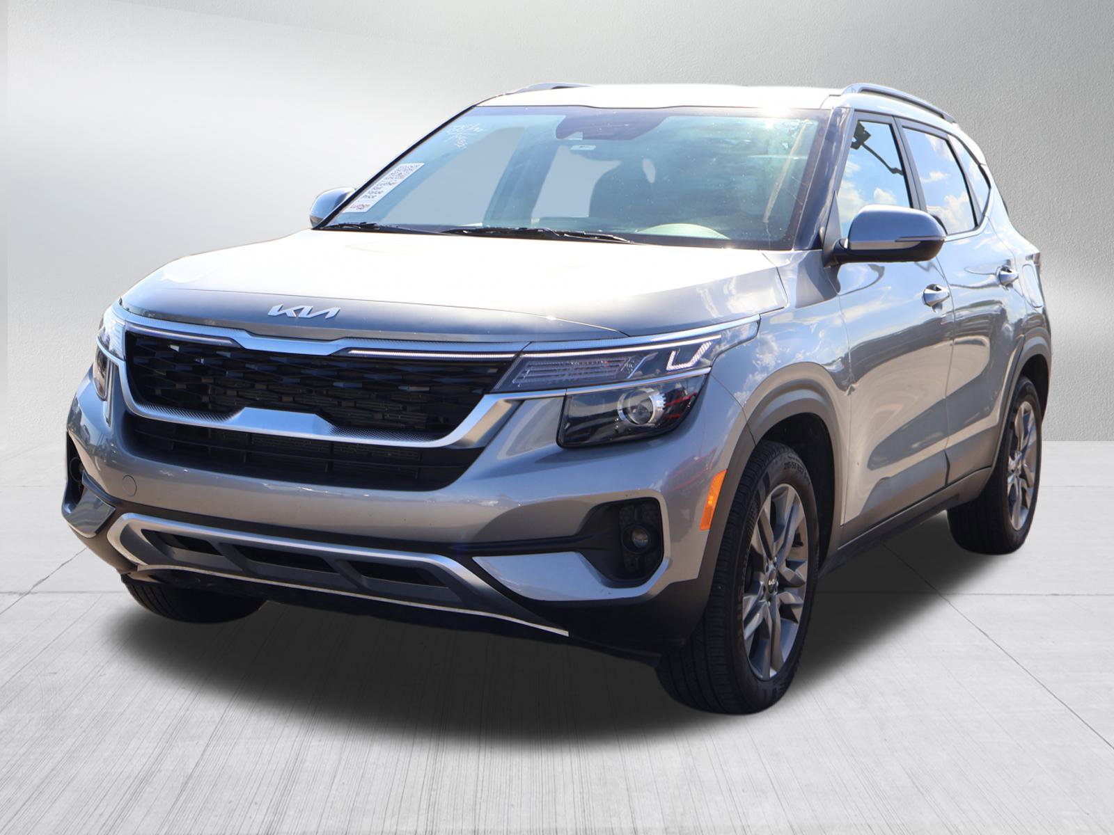 2023 Kia Seltos S photo 2