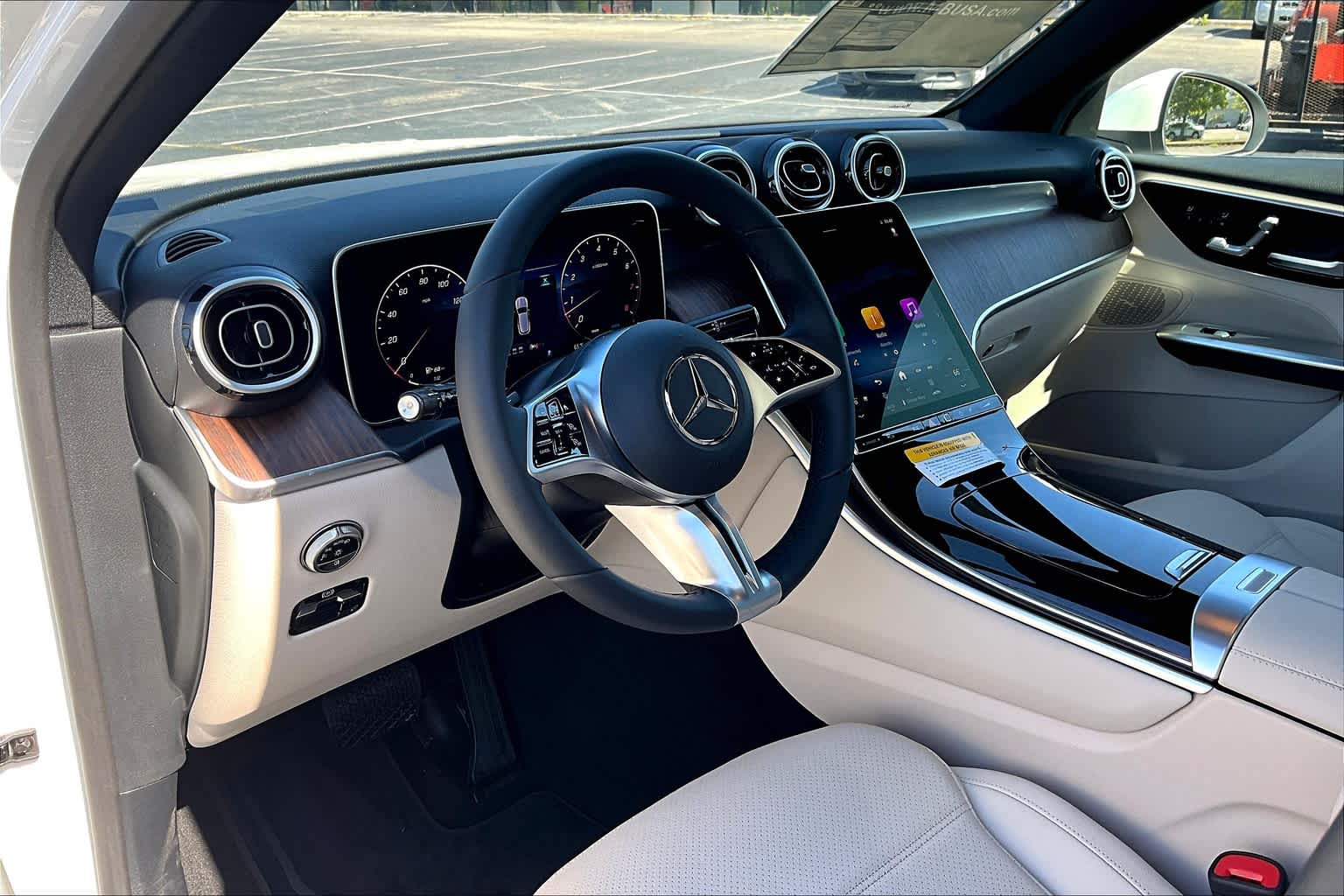 2025 Mercedes Benz GLC 300 photo 9