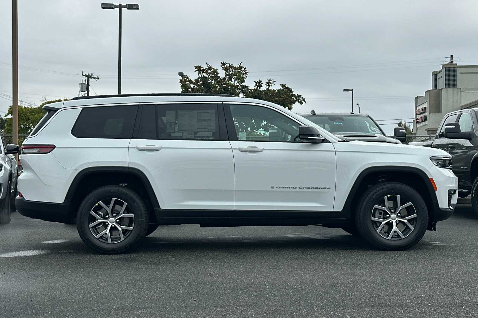 2025 Jeep Grand Cherokee Limited photo 2