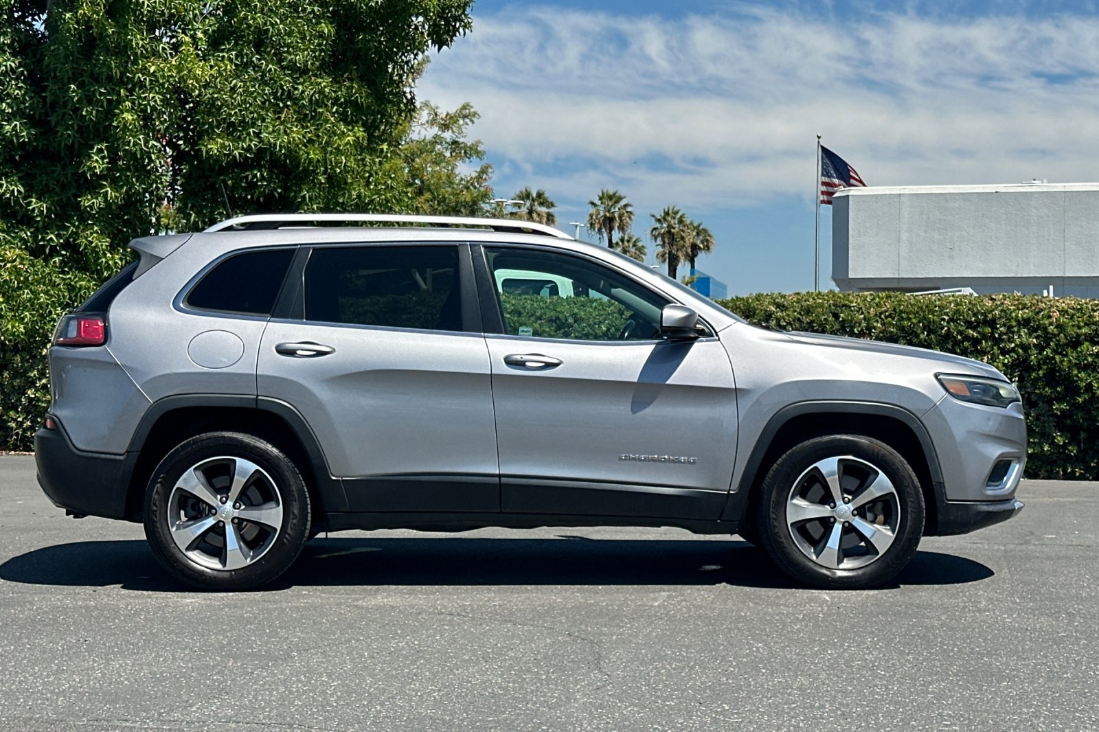 2020 Jeep Cherokee Limited Sport photo 3