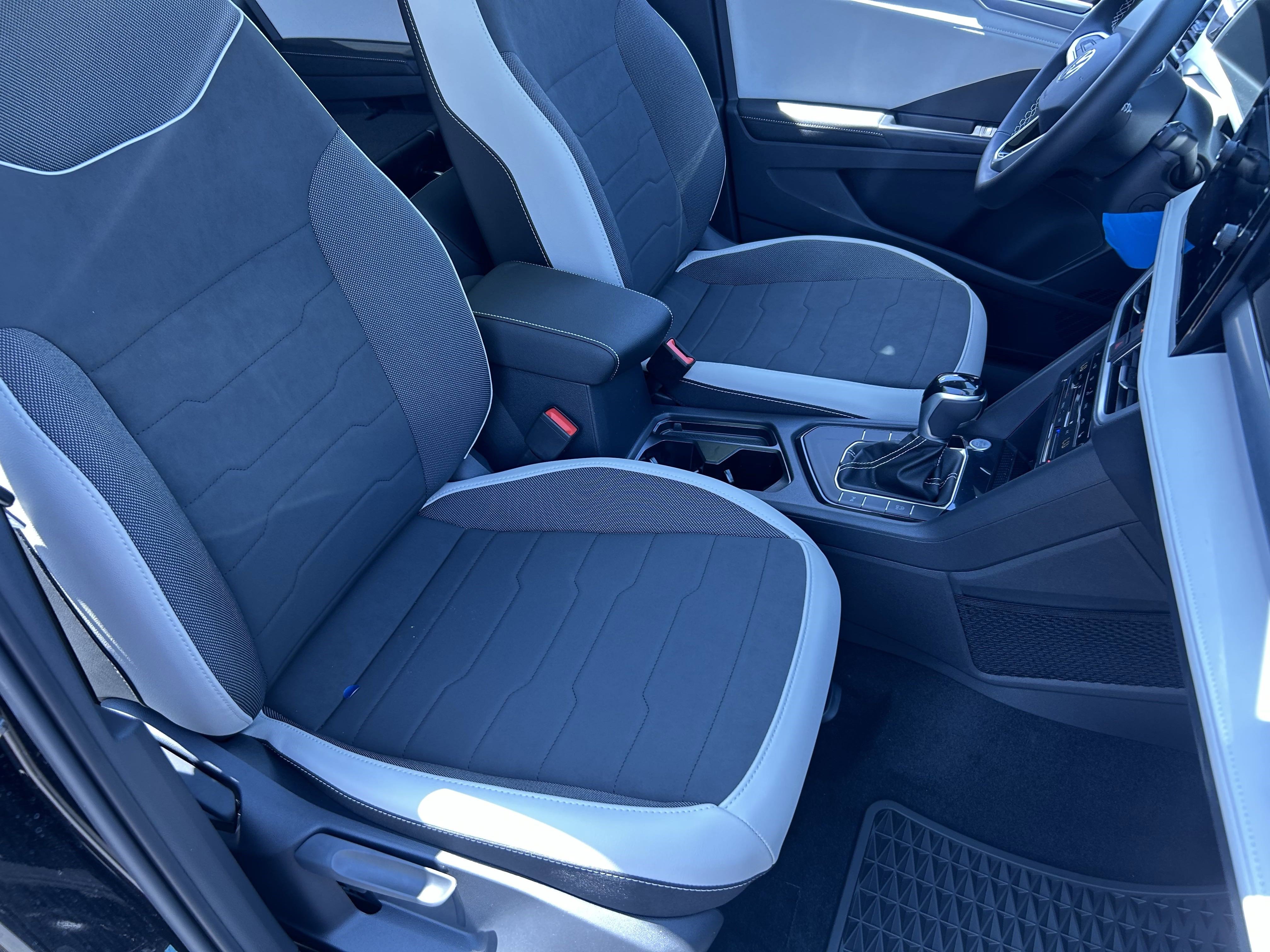 2025 Volkswagen Taos SE photo 2