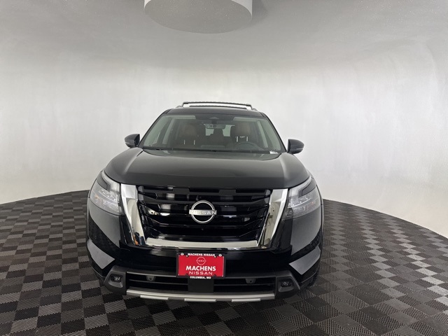 2025 Nissan Pathfinder Platinum photo 2