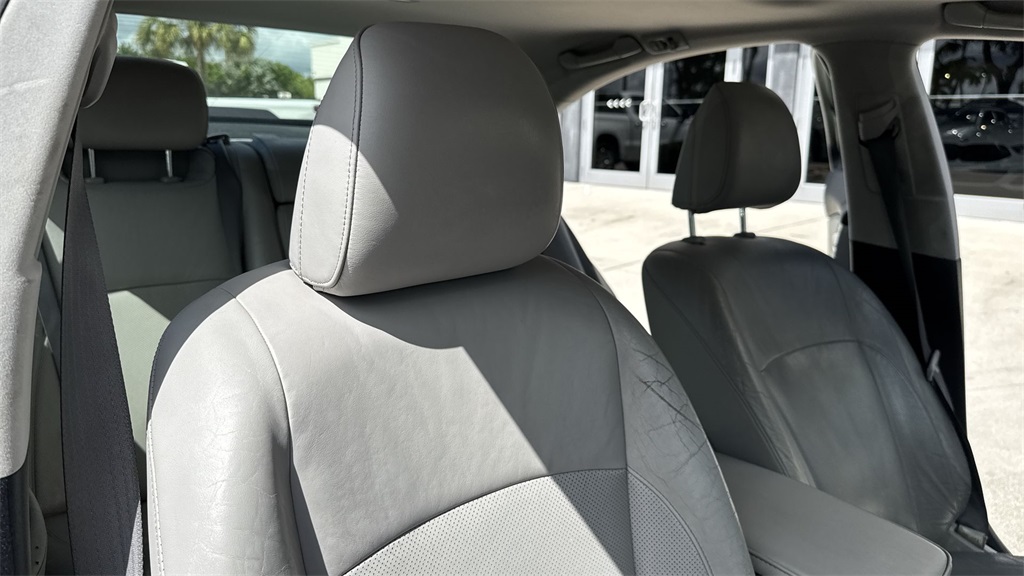 2011 Lexus ES 350 photo 42
