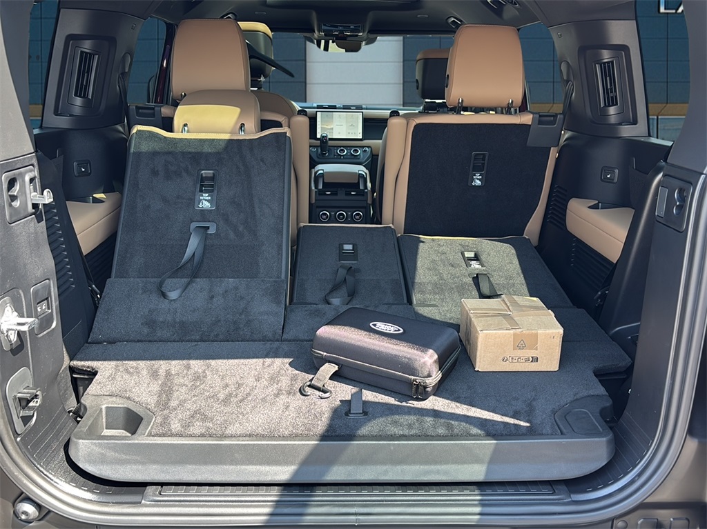 2025 Land Rover Defender 130 X-Dynamic SE photo 13