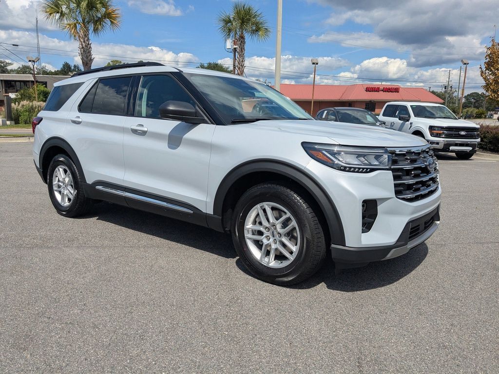 2025 Ford Explorer photo 2