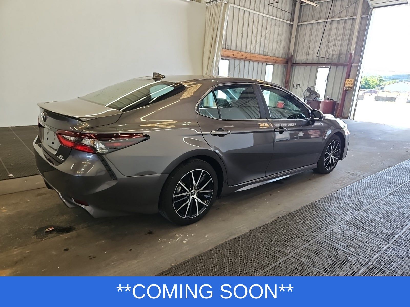 2023 Toyota Camry Hybrid SE photo 2