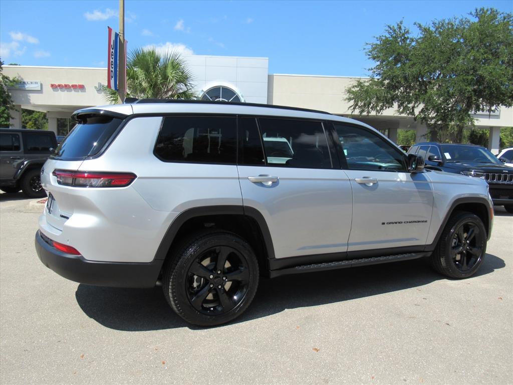 2025 Jeep Grand Cherokee Limited photo 3