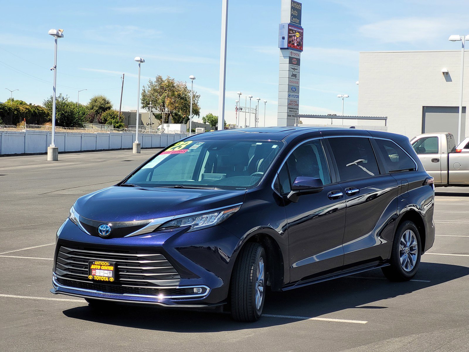 2023 Toyota Sienna XLE photo 8