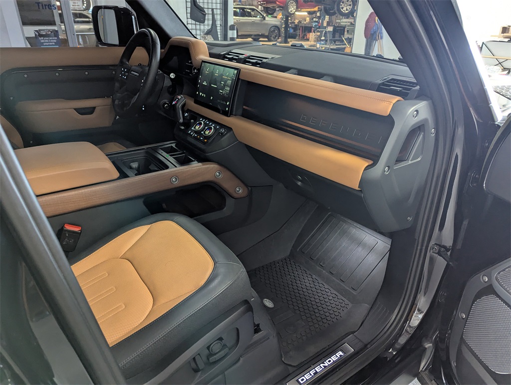 2023 Land Rover Defender 110 photo 33