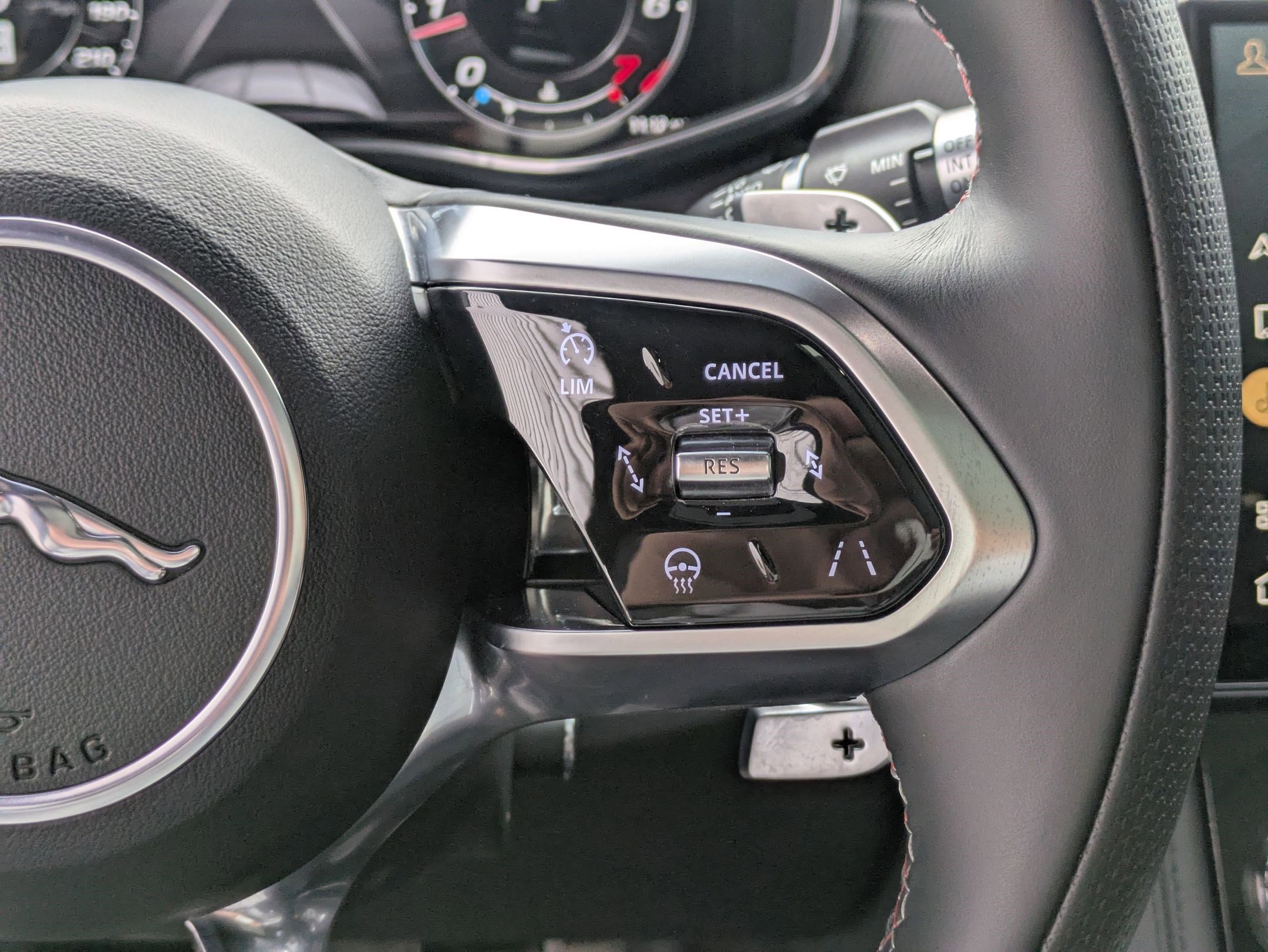 2022 Jaguar F-PACE SVR photo 17
