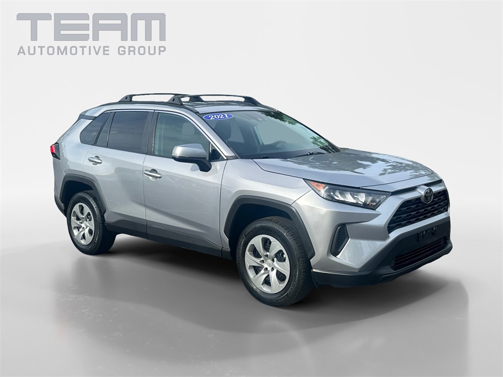 2021 Toyota RAV4 LE's photo