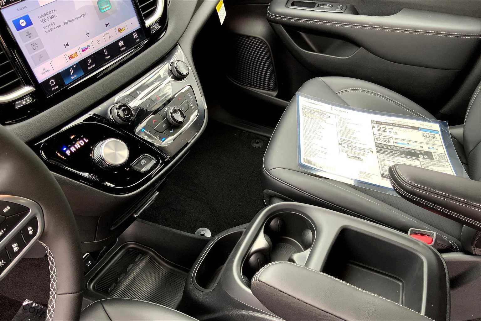 2025 Chrysler Voyager LX photo 7