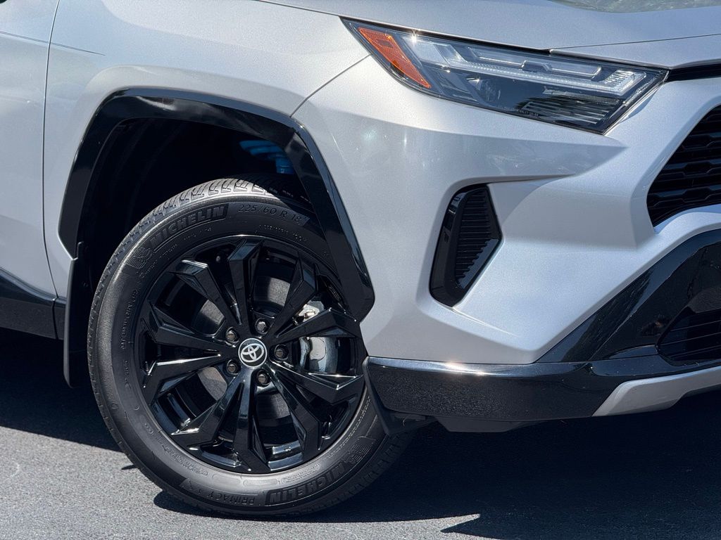 2024 Toyota RAV4 Hybrid SE photo 4