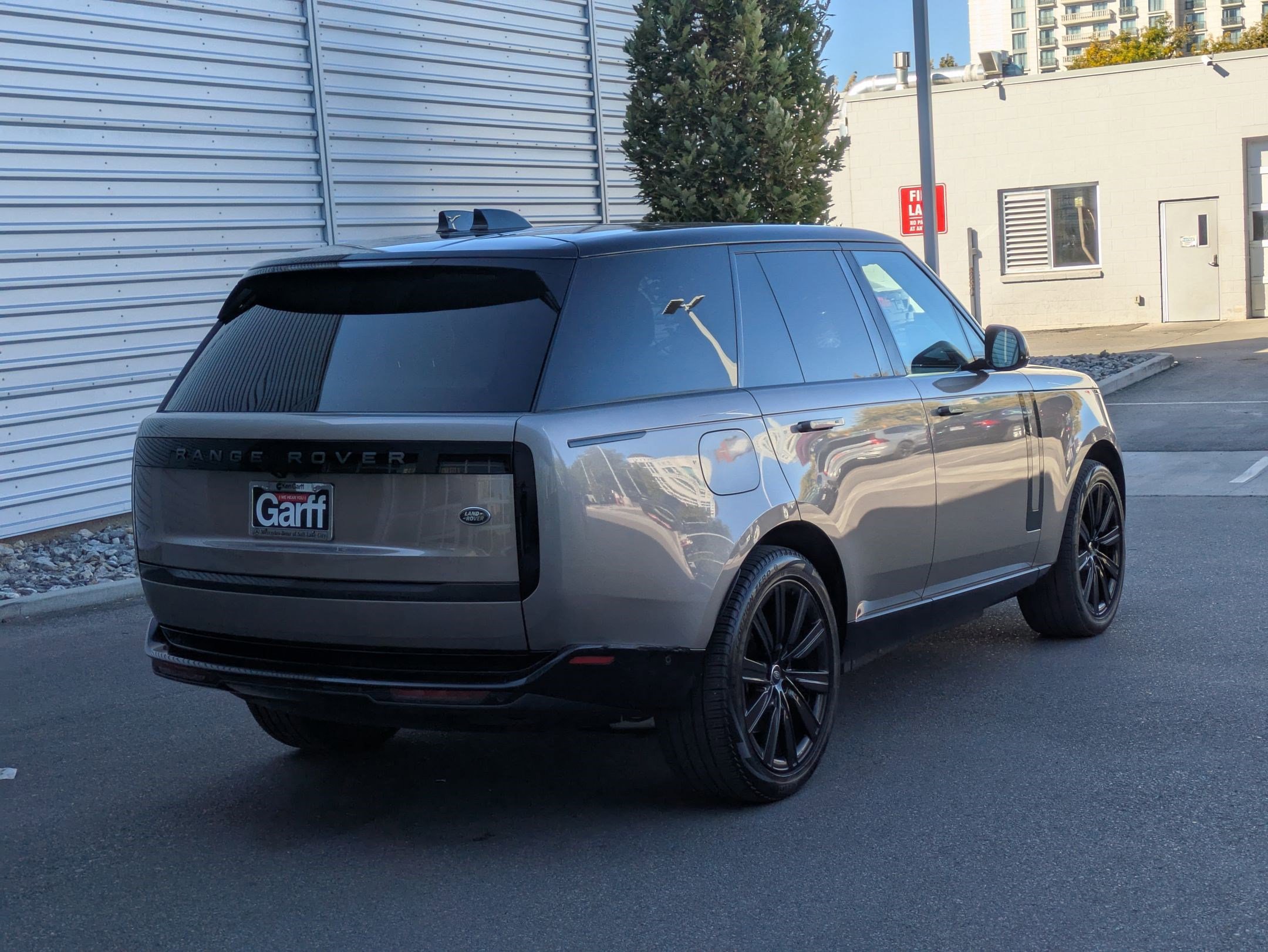 2023 Land Rover Range Rover SE photo 3