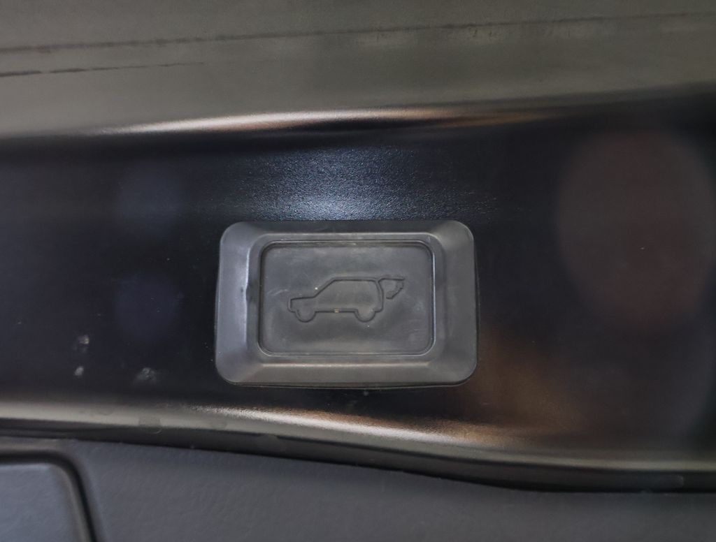 2021 Toyota RAV4 XLE Premium photo 17