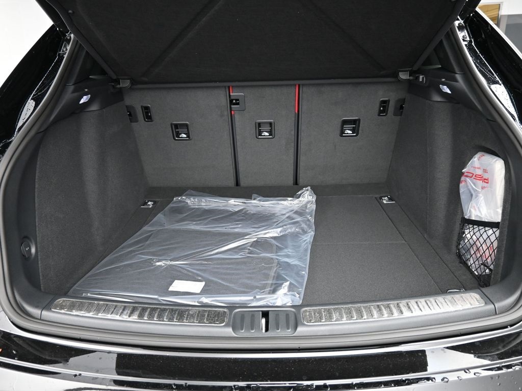 2026 Porsche Macan T photo 8