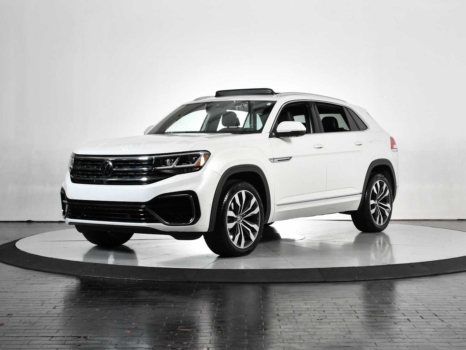 2023 Volkswagen Atlas Cross Sport SEL Premium R-Line's photo