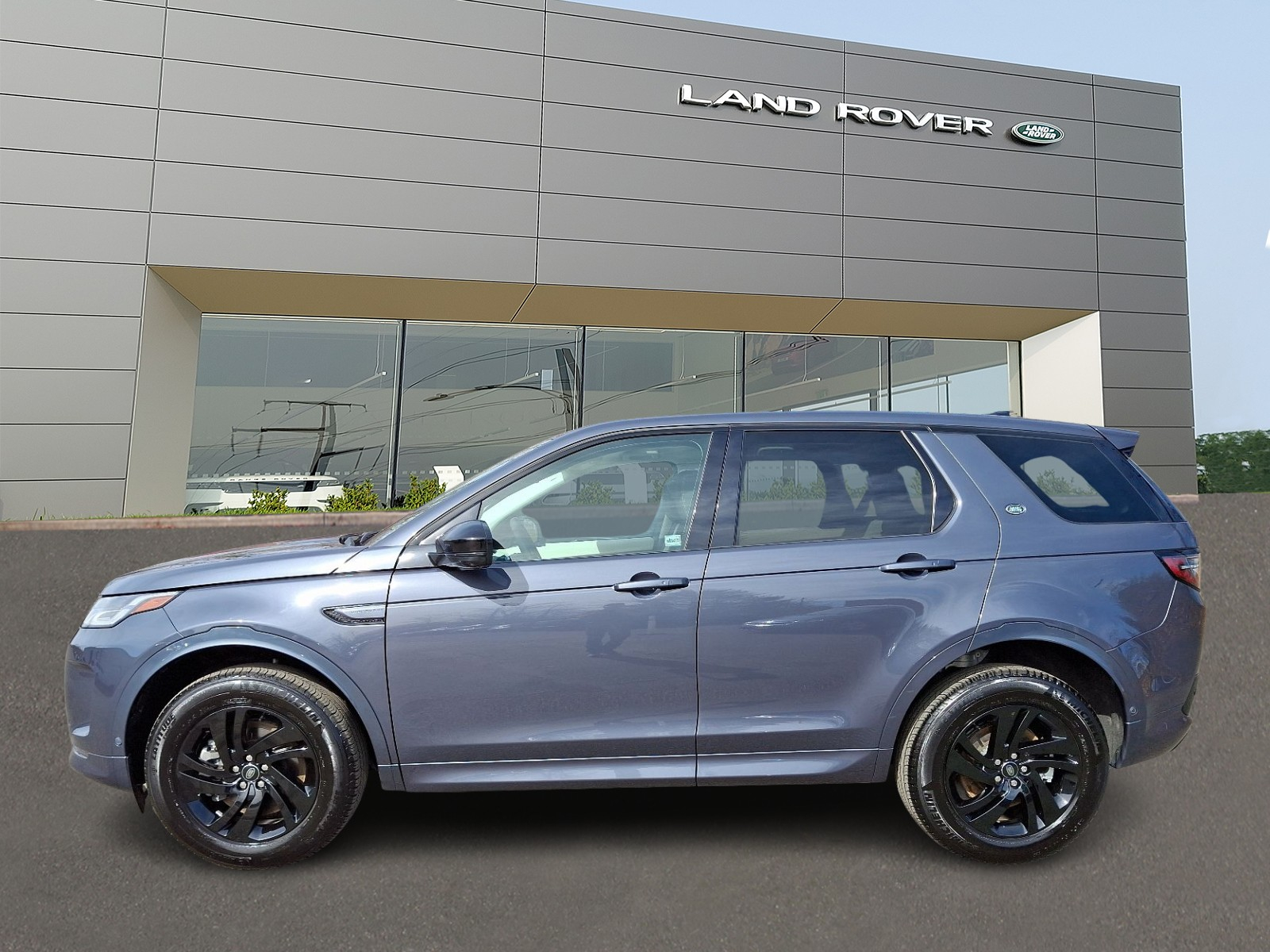 2024 Land Rover Discovery Sport S photo 3