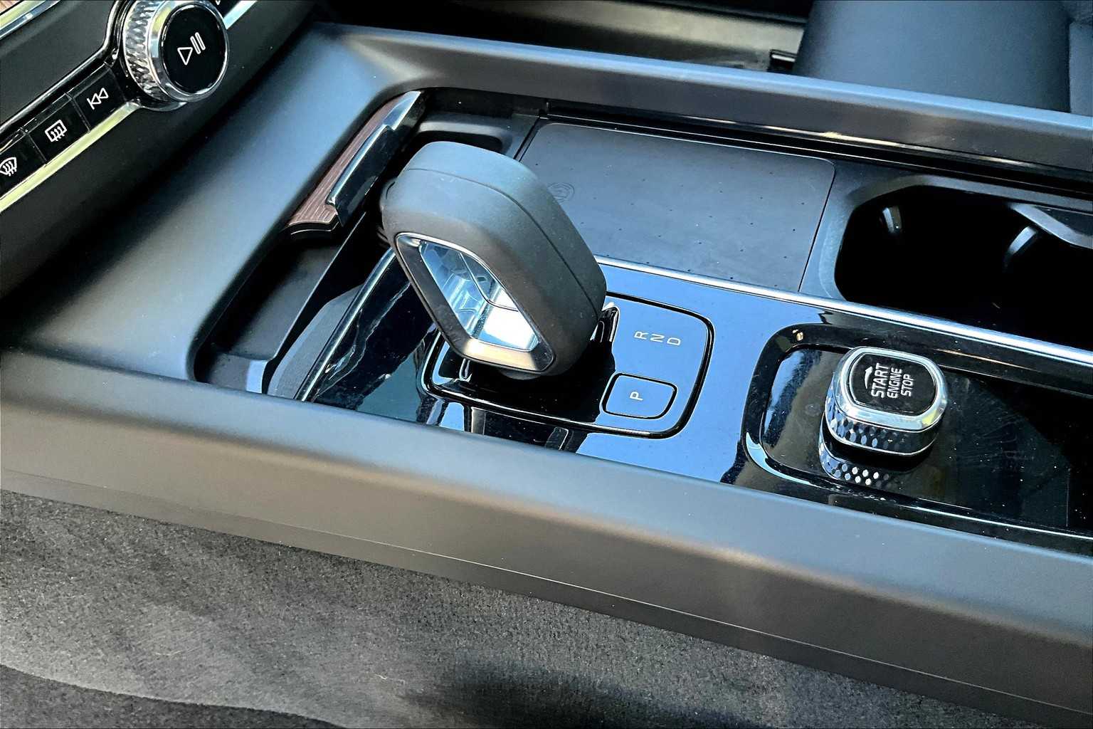 2022 Volvo XC60 Recharge Hybrid Inscription Expression photo 14
