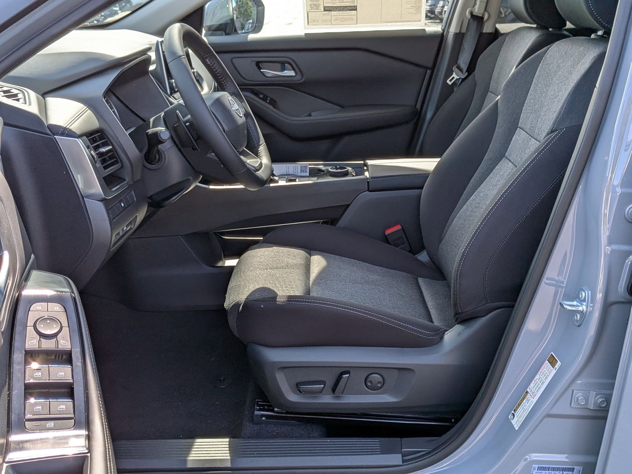 2026 Nissan Rogue SV photo 10