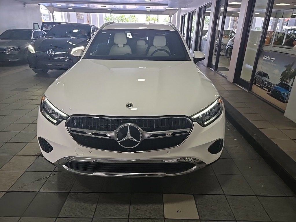 2023 Mercedes Benz GLC 300 photo 2