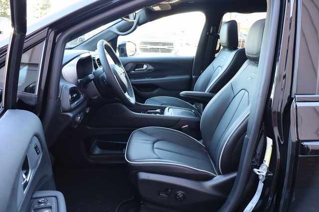 2026 Chrysler Pacifica Limited photo 9