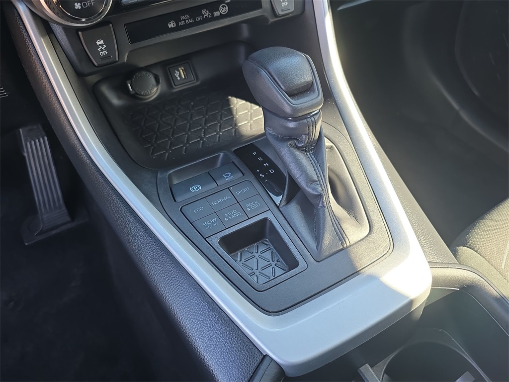 2024 Toyota RAV4 XLE photo 29
