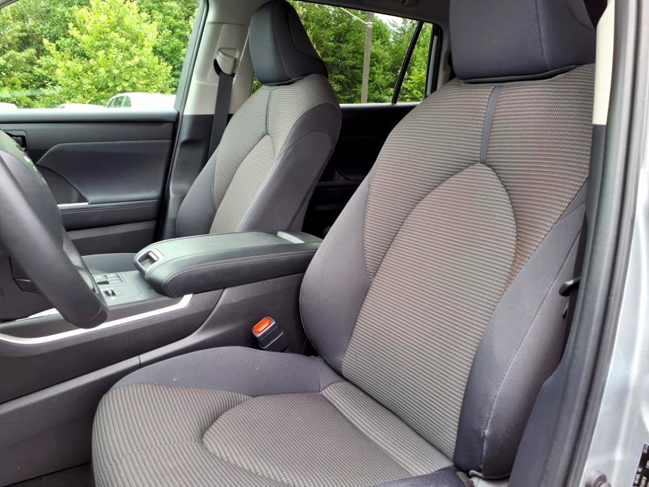 2024 Toyota Highlander LE photo 7